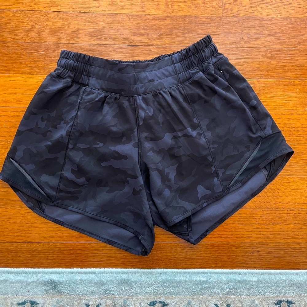 Lululemon Hotty Hot 4” Size 4 Low Rise Shorts